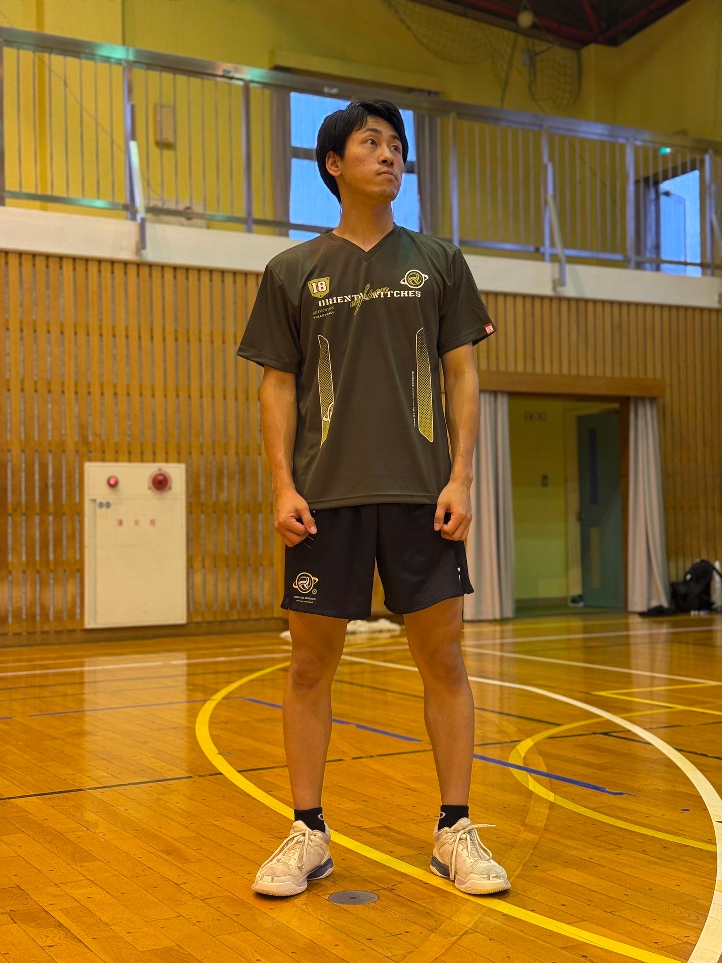 EIGHTEEN VNECK アーミーグリーン（グリーンティ×ホワイト）