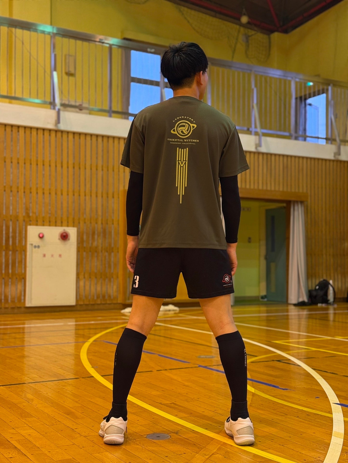 EIGHTEEN VNECK アーミーグリーン（グリーンティ×ホワイト）